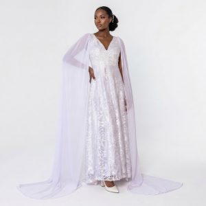 Vestido de Noiva, Todo em Renda, com Corpete Bordado com Cristais e Manga de Lenço